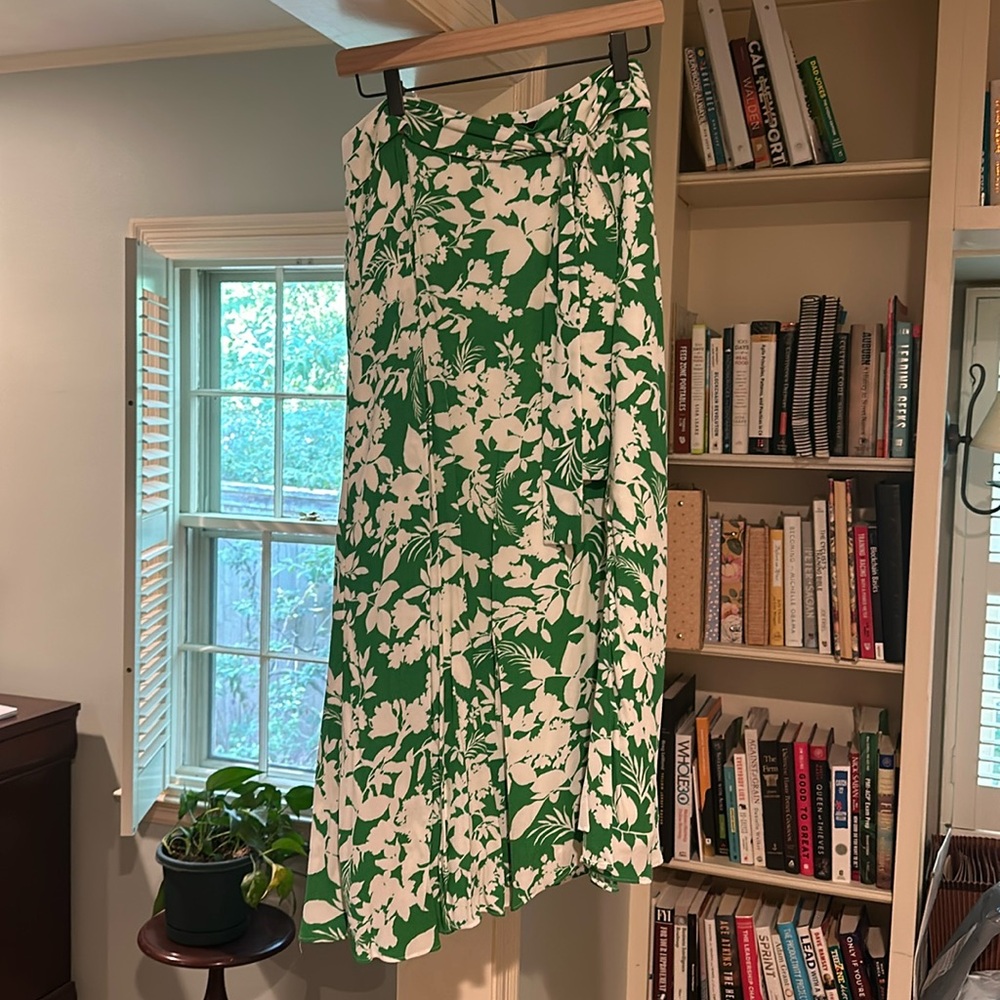 Ann Taylor skirt size 6 green and white